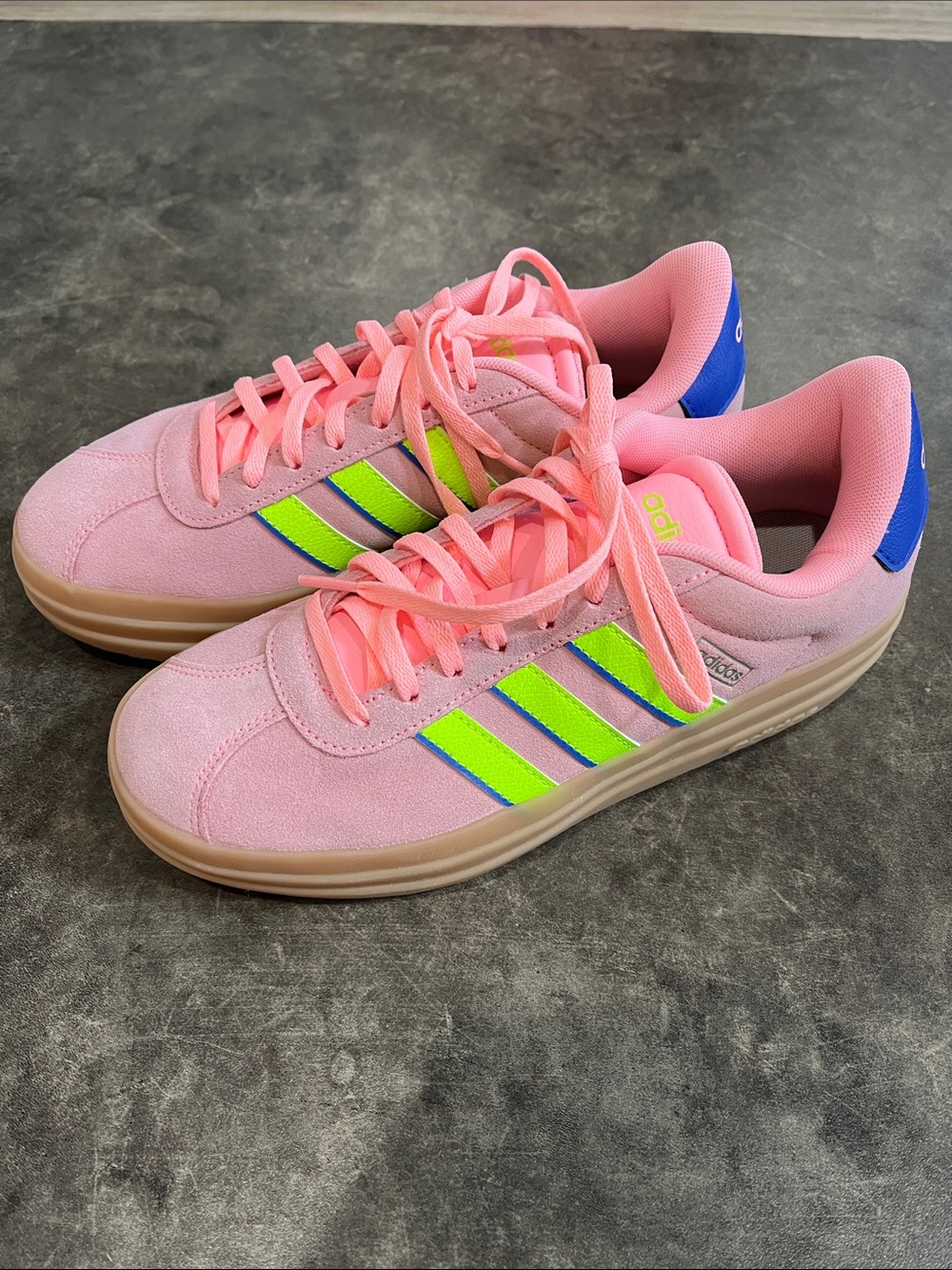 Adidas court bold